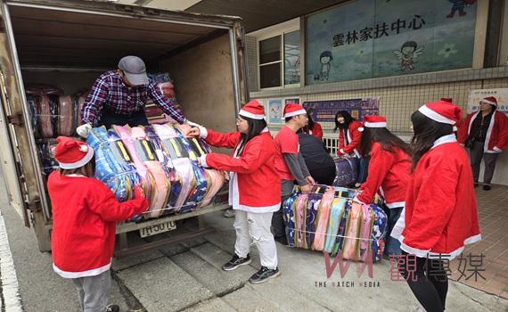 冷空氣低溫來襲  胡珊珊等扮聖誕老人300床棉被送雲林家扶