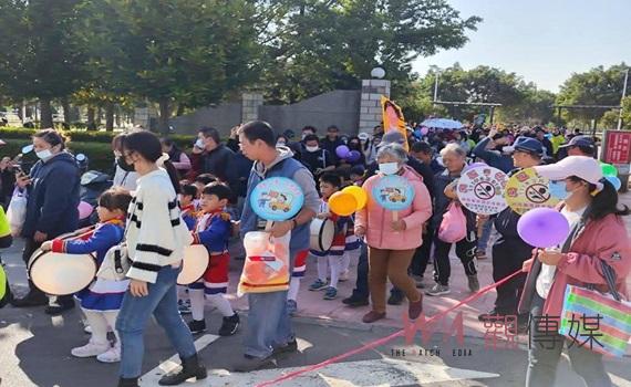 臺西警大手牽小手 聖誕踩街宣導交安與識詐