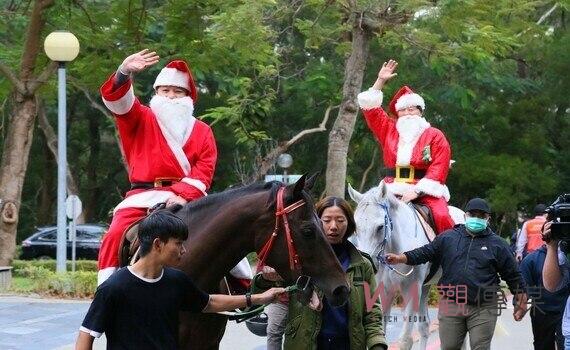 東海校園化身聖誕小鎮湧進萬人盛況 路思義外牆投影、校長騎馬送禮掀熱潮
