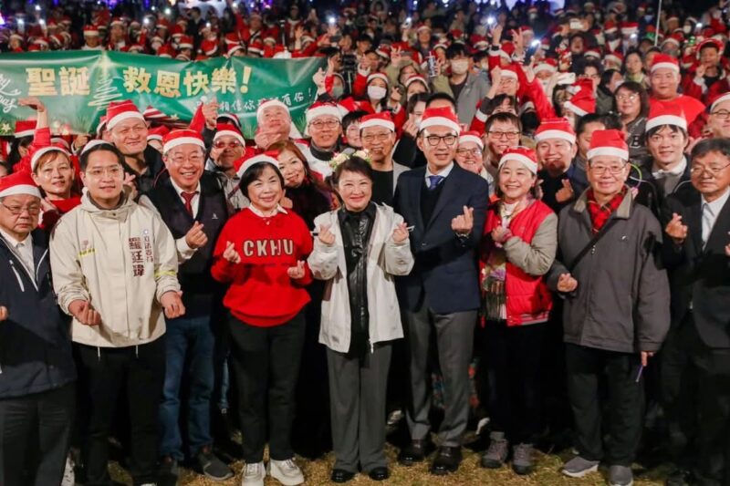 圖文:中市千名聖誕老公公齊聚報佳音 盧秀燕市長祈願:讓台中更幸福宜居。
