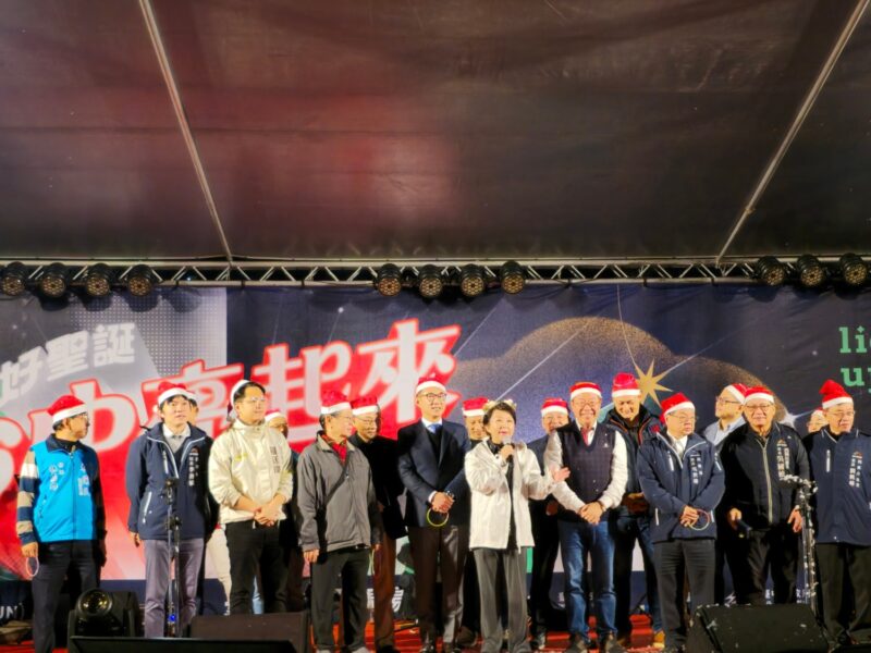 圖文:中市千名聖誕老公公齊聚報佳音 盧秀燕市長祈願:讓台中更幸福宜居。