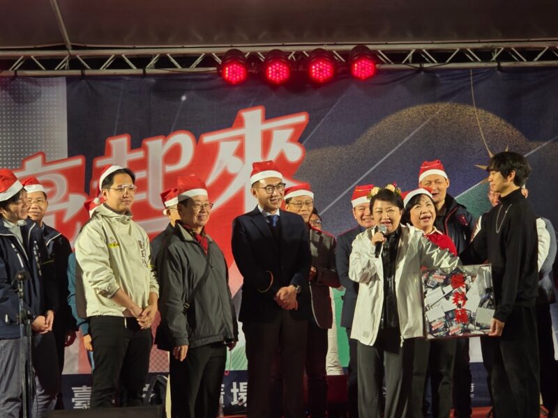 圖文:中市千名聖誕老公公齊聚報佳音 盧秀燕市長祈願:讓台中更幸福宜居。