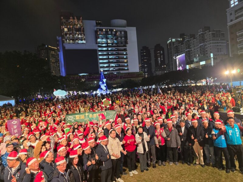 圖文:中市千名聖誕老公公齊聚報佳音 盧秀燕市長祈願:讓台中更幸福宜居。