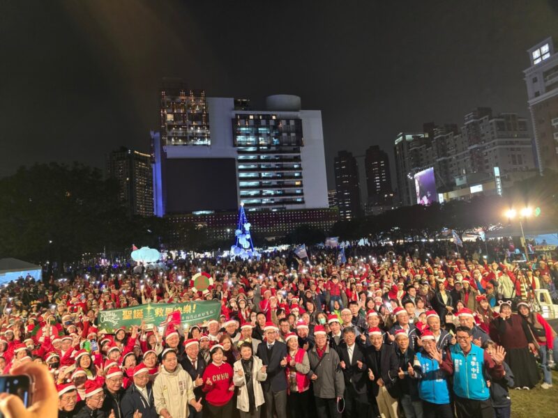 圖文:中市千名聖誕老公公齊聚報佳音 盧秀燕市長祈願:讓台中更幸福宜居。