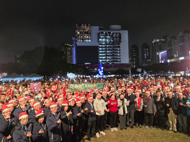 圖文:中市千名聖誕老公公齊聚報佳音 盧秀燕市長祈願:讓台中更幸福宜居。
