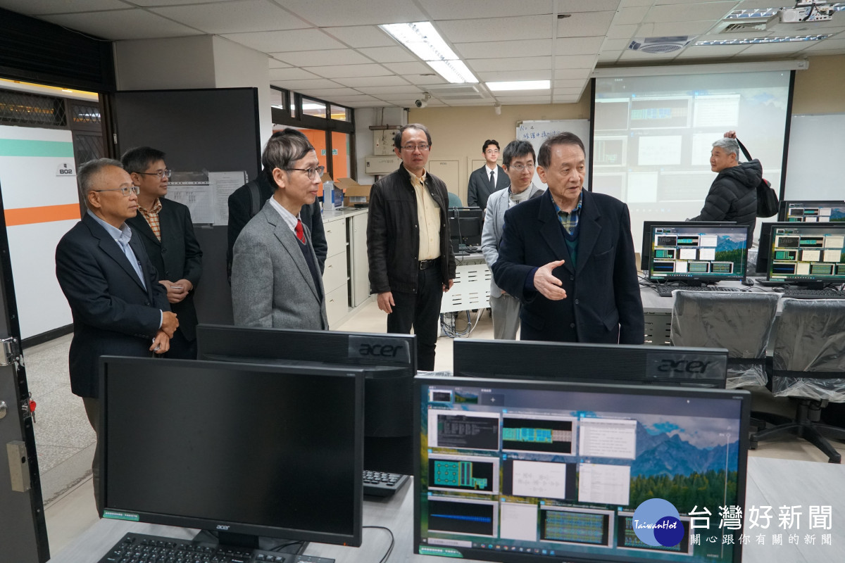 中原大學電機資訊學院積體電路共構實驗室啟用,董事長張光正等人參觀空間設備。