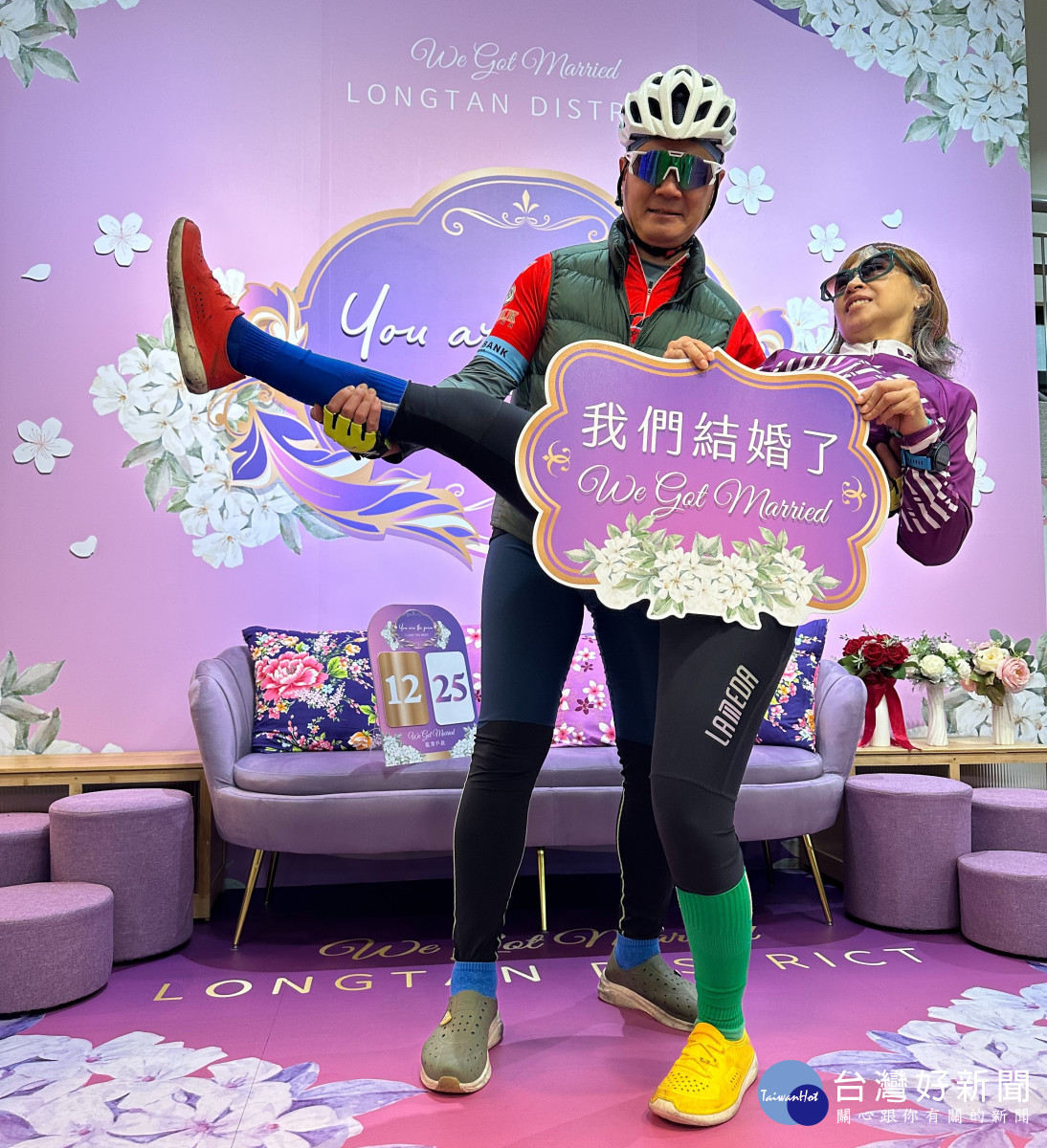 熱愛單車運動的新人吳毅明及王曉玲,車隊因雨取消活動,決定直奔龍潭戶所完成人生大事。