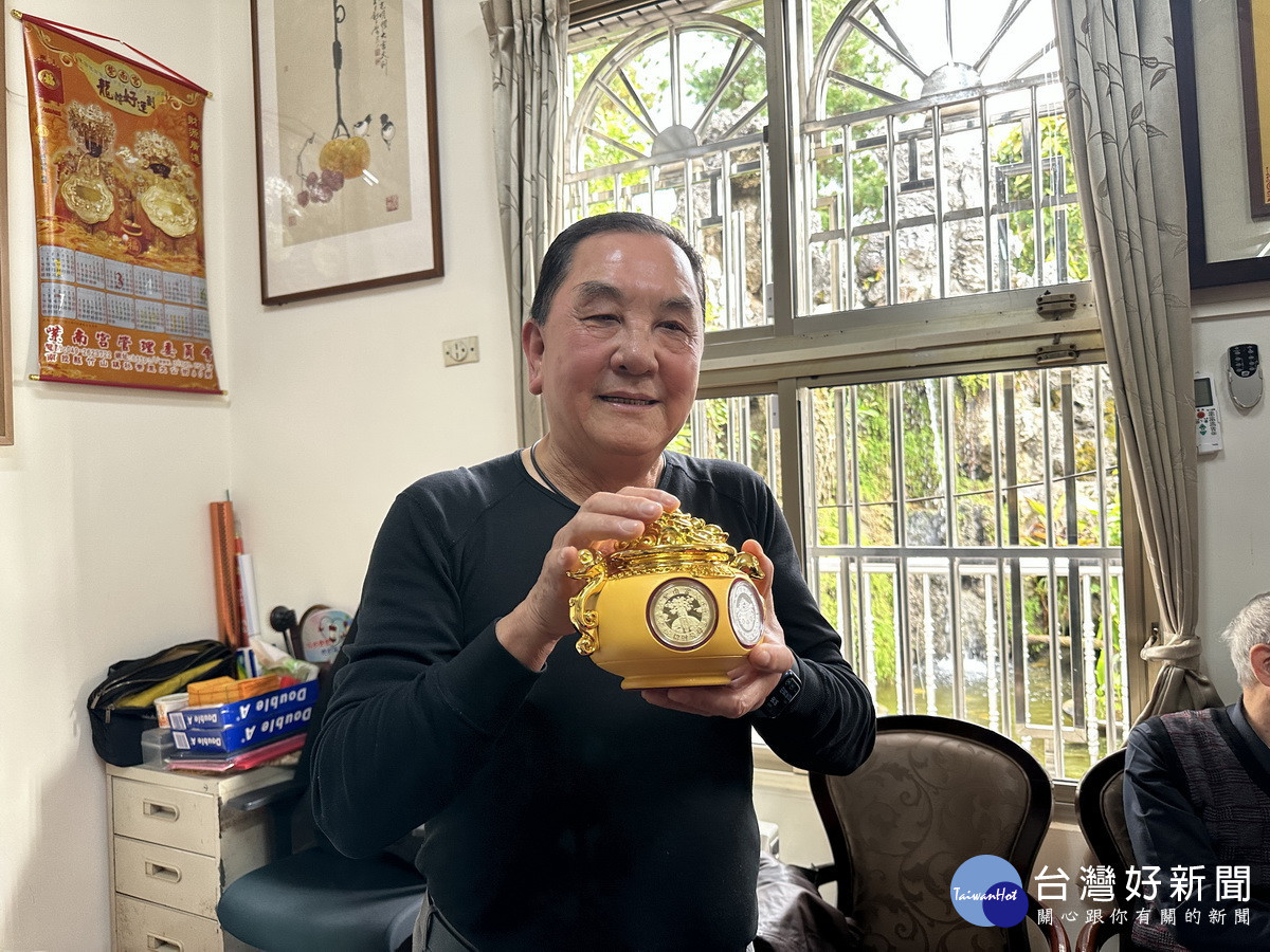 莊主委說明聚寶盆套幣保大眾發財平安。(記者扶小萍攝)