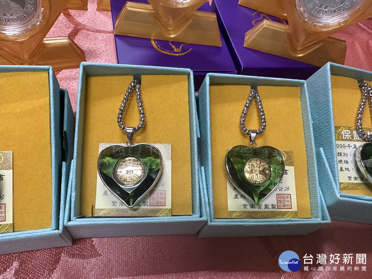 茉綠項鍊如寶石般精緻。(記者扶小萍攝)