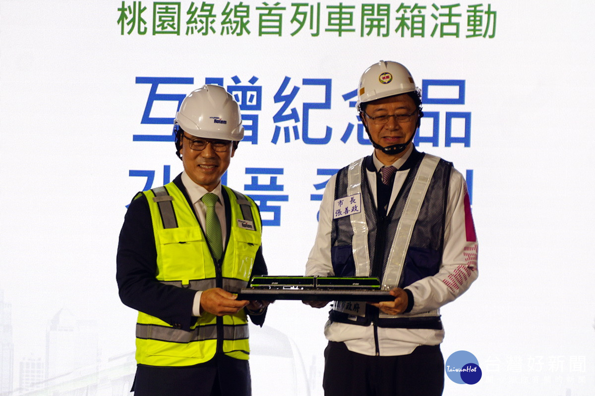 桃園市長張善政接受韓國現代樂鐵有限公司社長兼CEO李庸培致贈綠捷列車模型。<br /><br /> 