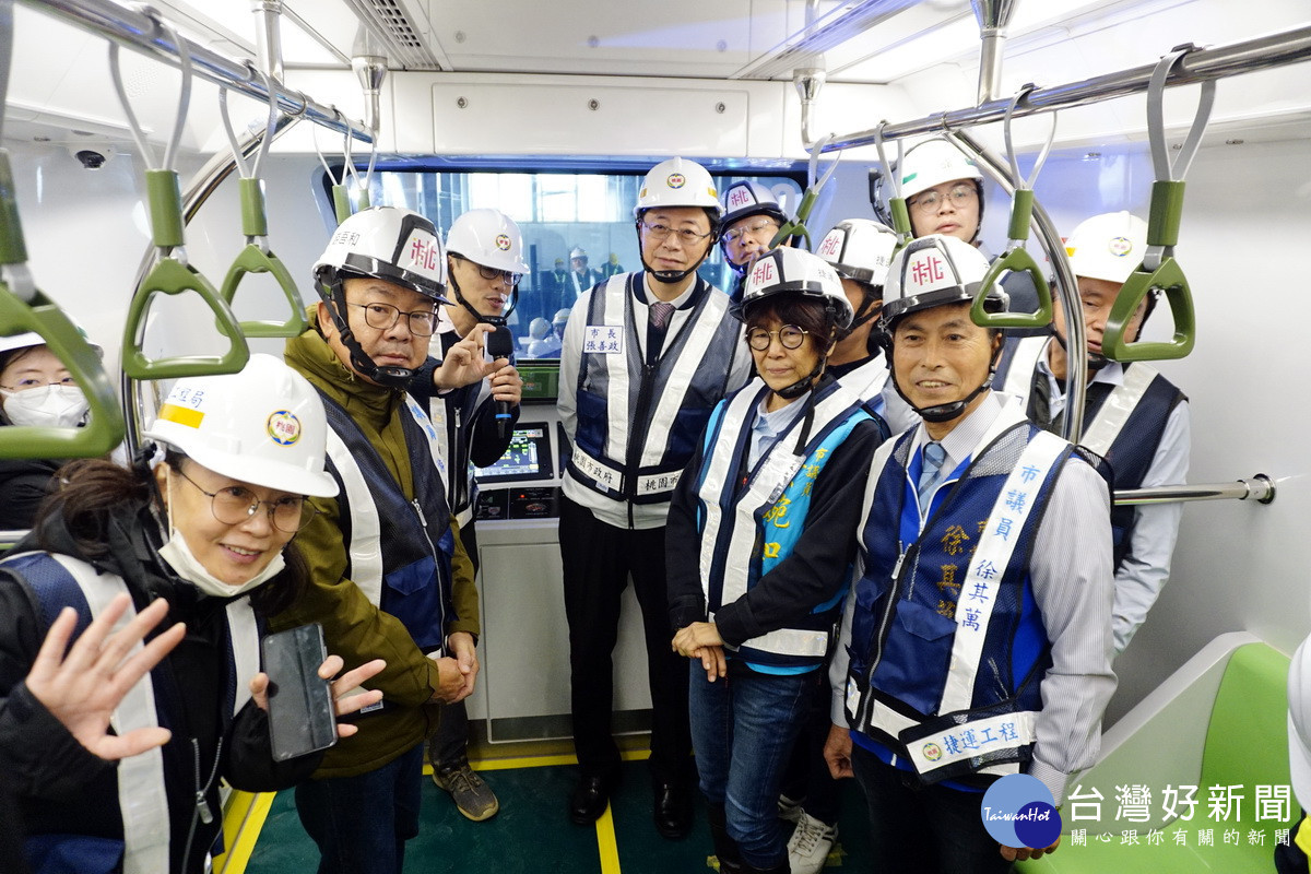 桃園市長張善政與貴賓們在「桃園捷運綠線首列車」內部合影。<br /><br /> 