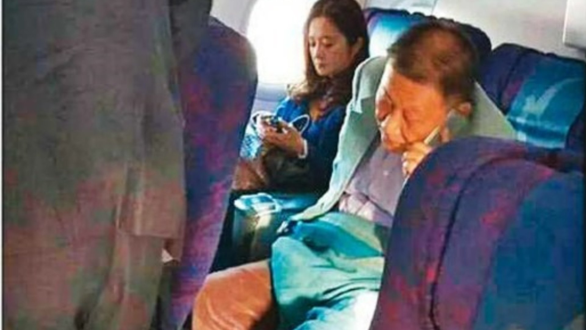 威京集團主席沈慶京(右)、北市議員應曉薇2015年一同搭機到澳門時遭民眾拍照。翻攝爆料公社