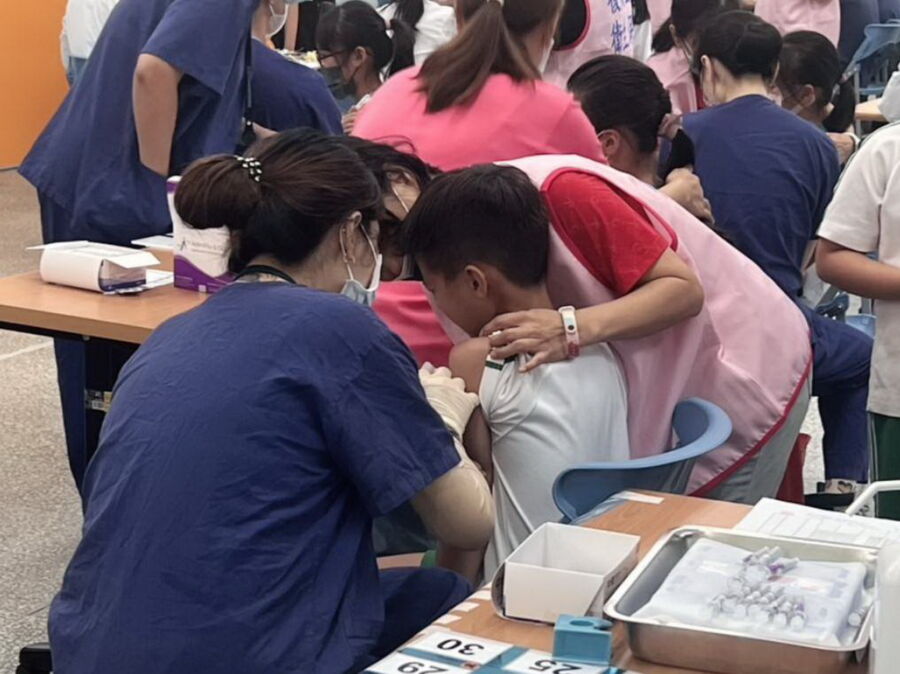 圖/衛生局表示,家中幼兒若是初次接種流感及新冠疫苗,應接種2劑,呼籲家長應儘速攜帶前往院所接種,以及早獲得疫苗完整保護力。(新北市政府衛生局提供)