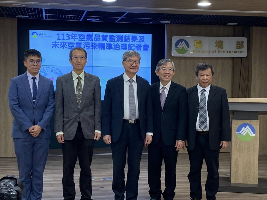 環境部公布113年空氣品質監測結果及空氣污染精準治理，現場合影（記者黃楸玲／攝影）