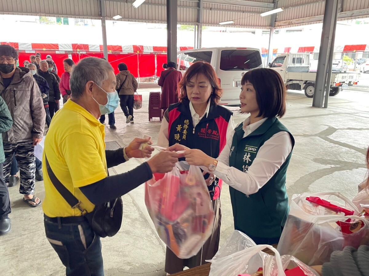 ▲台南市議員蔡筱薇攜手關帝殿舉行寒冬送暖捐贈物資活動。(市議員蔡筱薇服務處提供)