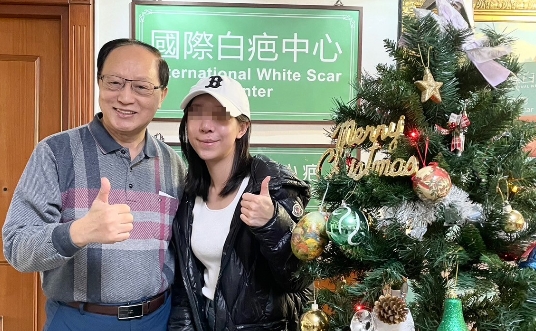 ▲圖 曹賜斌醫師治癒美國唇顎裂女。（ 記者李安翻攝）