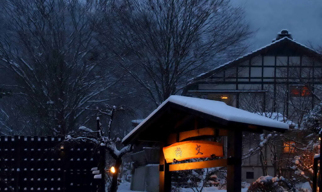 群馬縣 「利根郡水上町」每年一月到三月有期間限定的「狗拉雪橇體驗」 。(圖片由Booking.com提供)