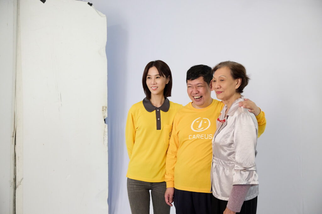 憨兒小胖年幼因意外成為心智障礙者,其家庭故事惹影后感性落淚,呼籲社會大眾關心喜憨兒雙老家庭的議題。