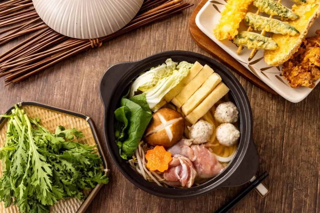 經典丸亀鍋燒烏龍麵(名物鍋焼きうどん)使用人氣柴魚溫潤高湯底，加入新鮮彈嫩雞腿