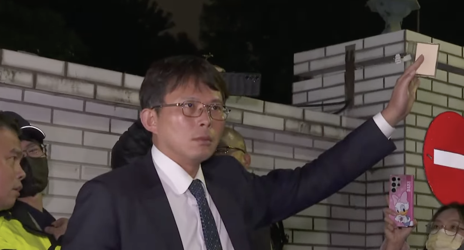 柯文哲接押庭前 黃國昌與警爆衝突護小草進場