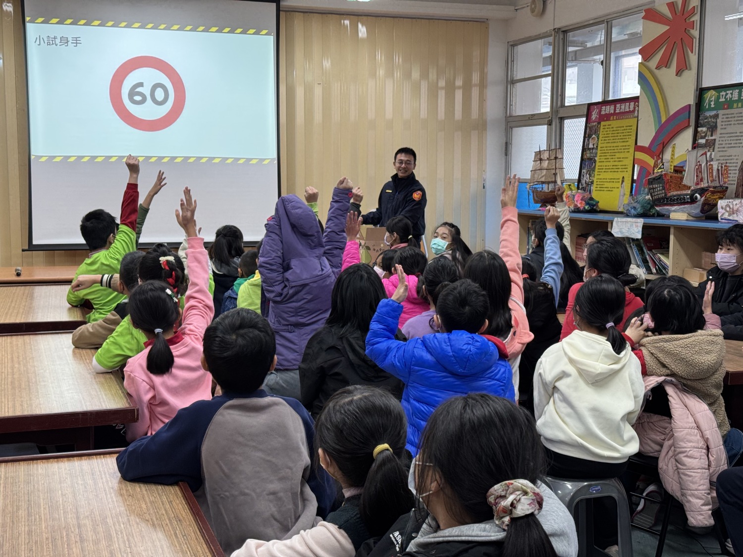 警方向學童分享相關道路號誌。(圖/記者薛秀蓮 翻攝)