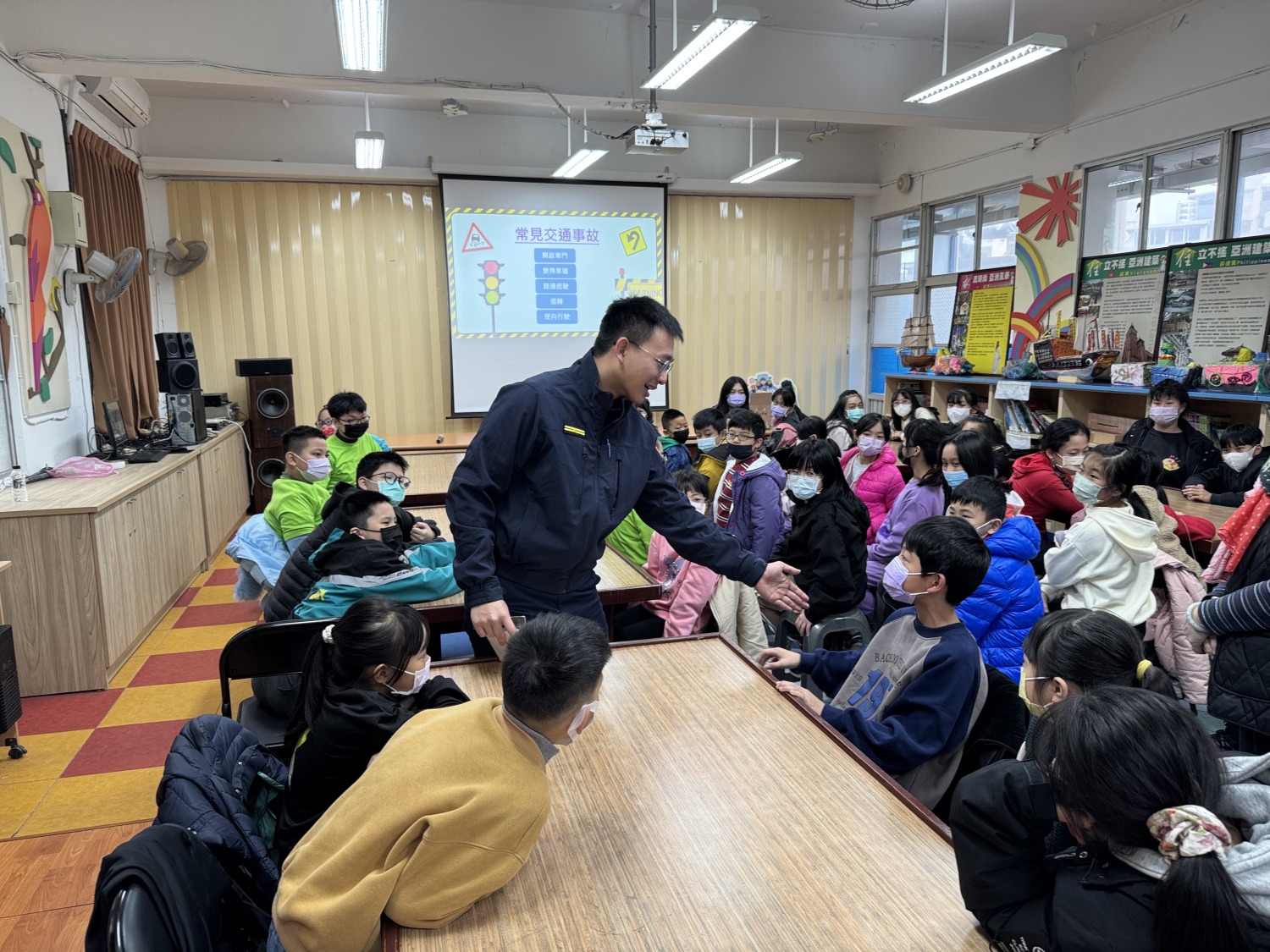 學童參與互動回答。(圖/記者 薛秀蓮 翻攝)