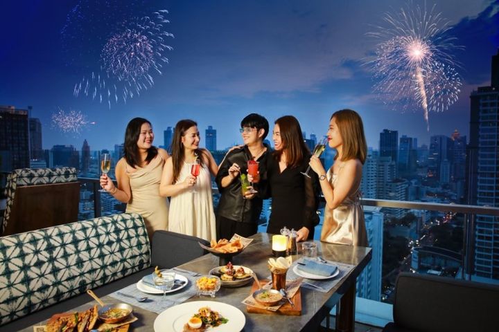 曼谷137柱套房飯店高空酒吧可觀賞新年煙火【※ 禁止酒駕;未滿十八歲禁止飲酒】。 圖:Heavens Portfolio/提供