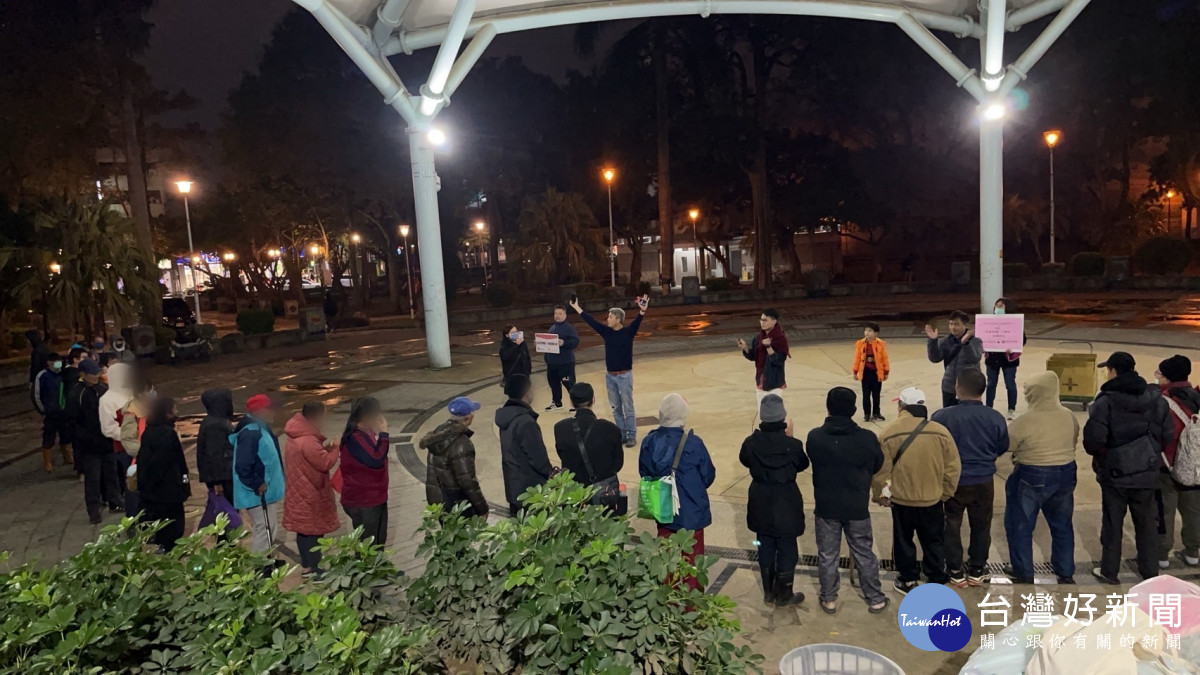 桃市府社會局及台灣樂之公益慈善協會的社工們寒冬送暖，為遊民帶來一絲關懷與希望。