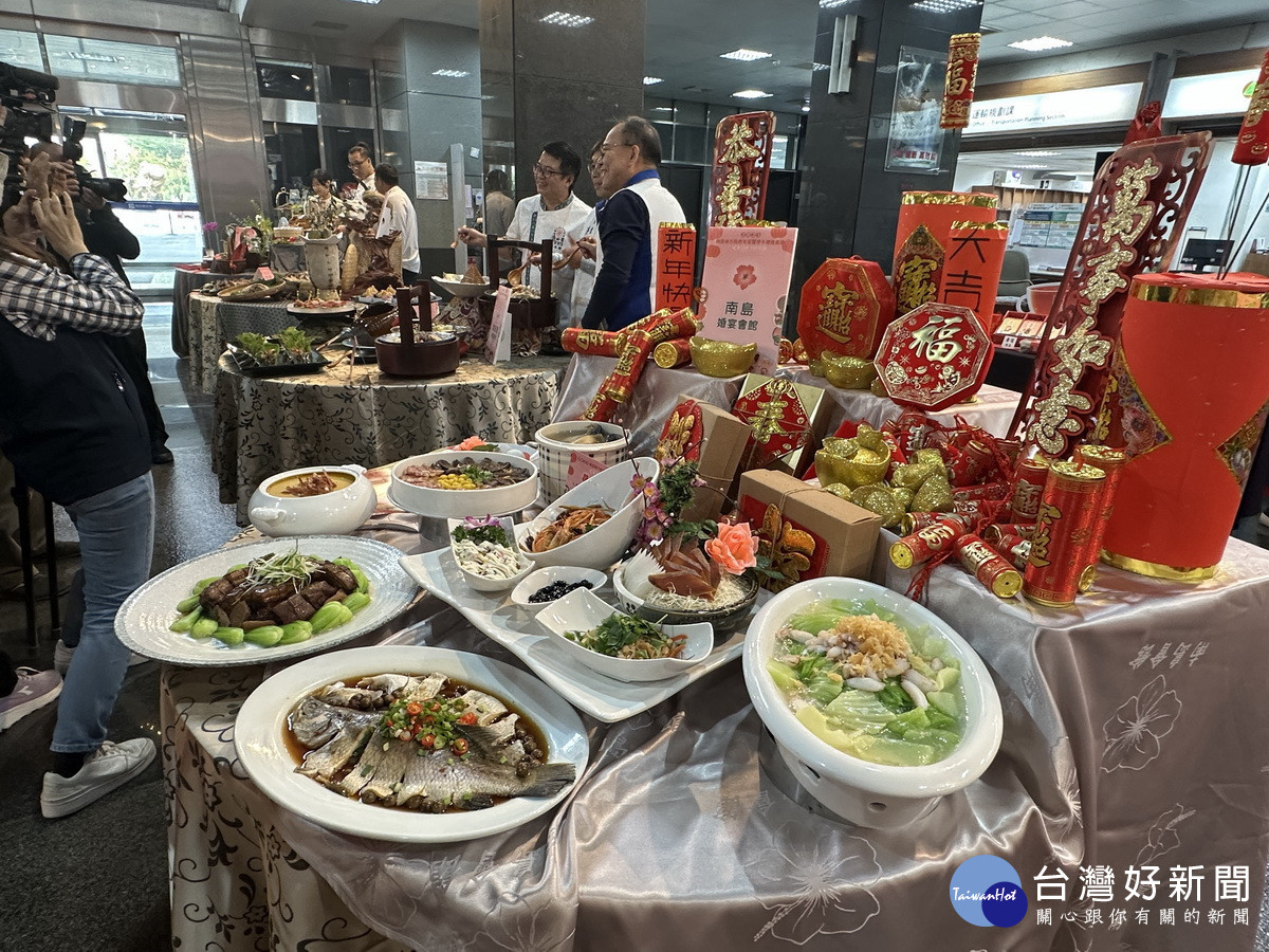 各家業者都精心配置年菜歡迎民眾訂購。(記者扶小萍攝)