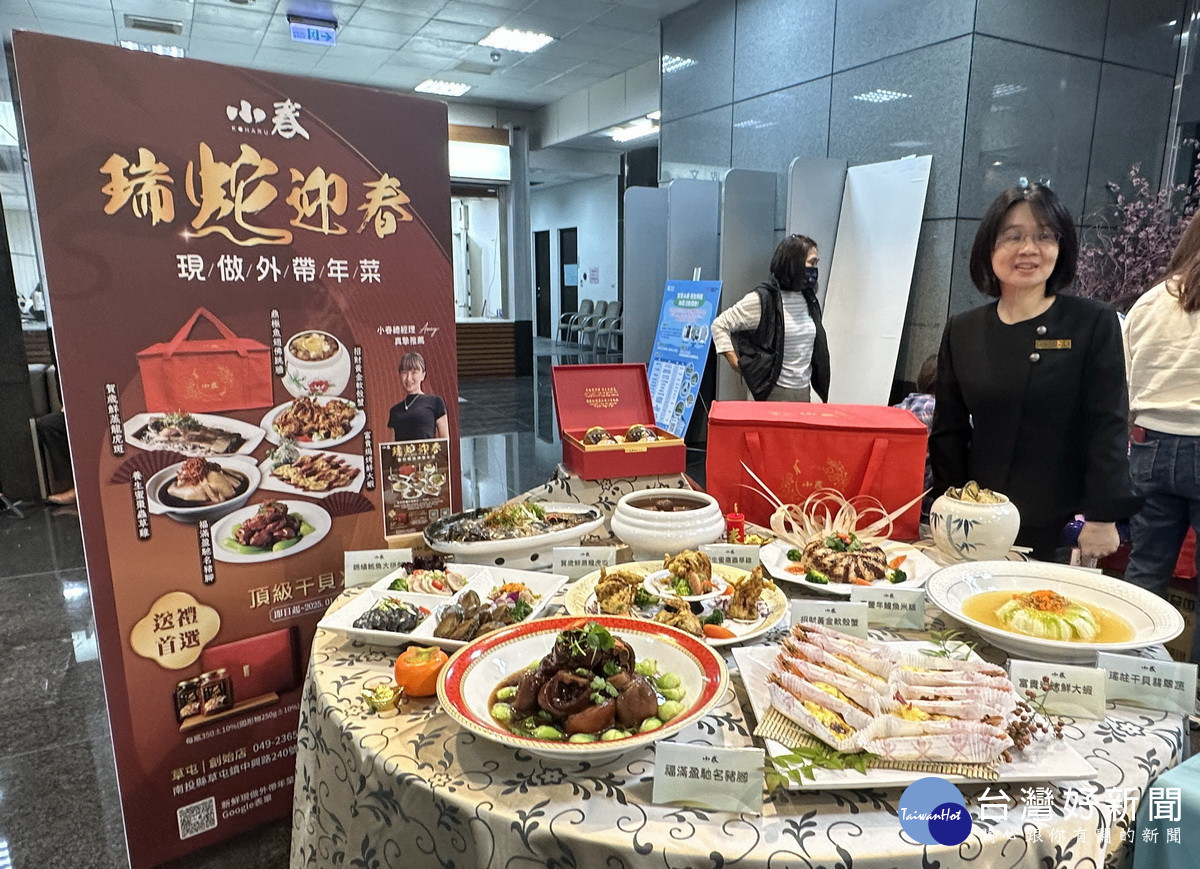 各家業者都精心配置年菜歡迎民眾訂購。(記者扶小萍攝)