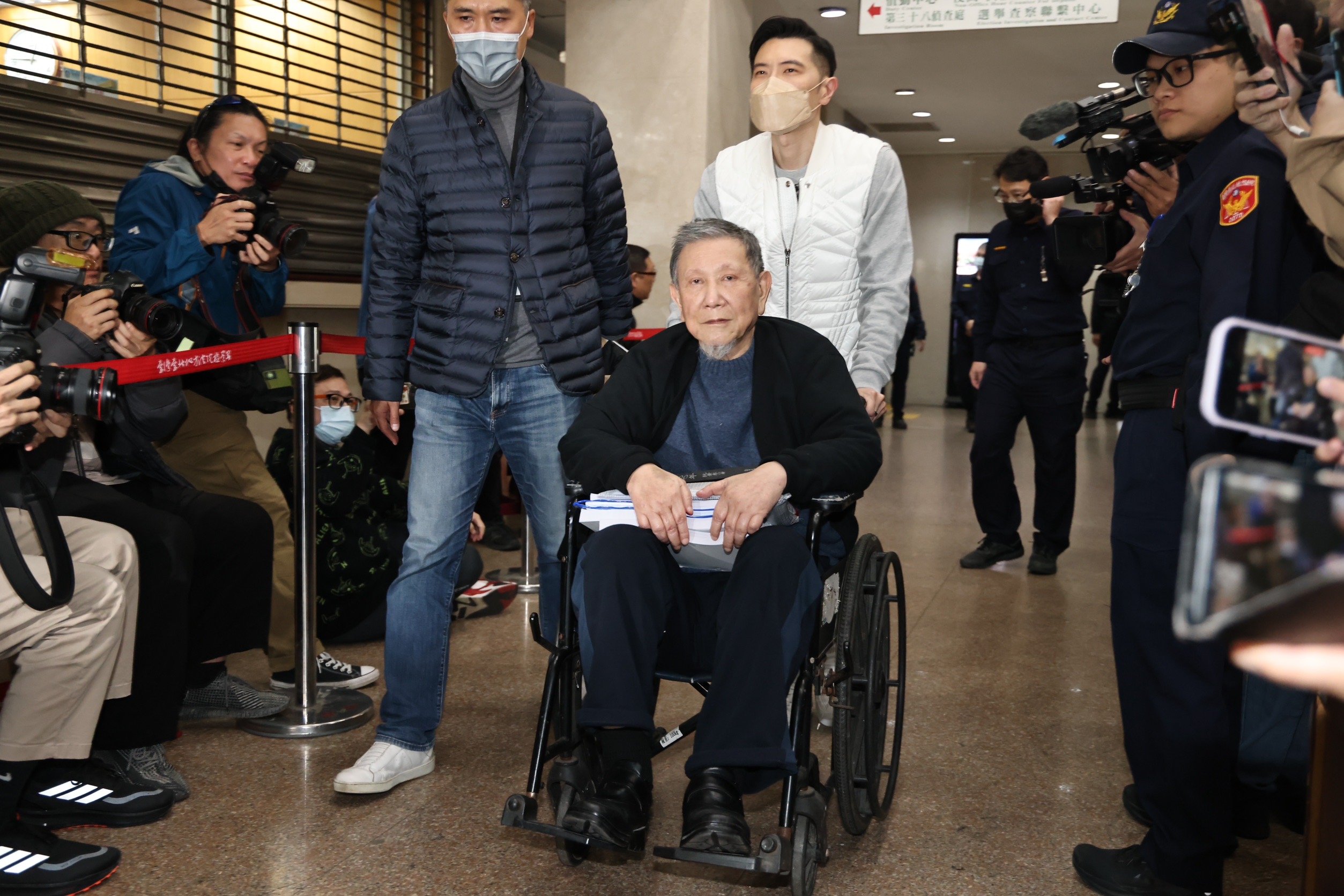 沈慶京4000萬交保後,坐輪椅離開北院。林啟弘攝