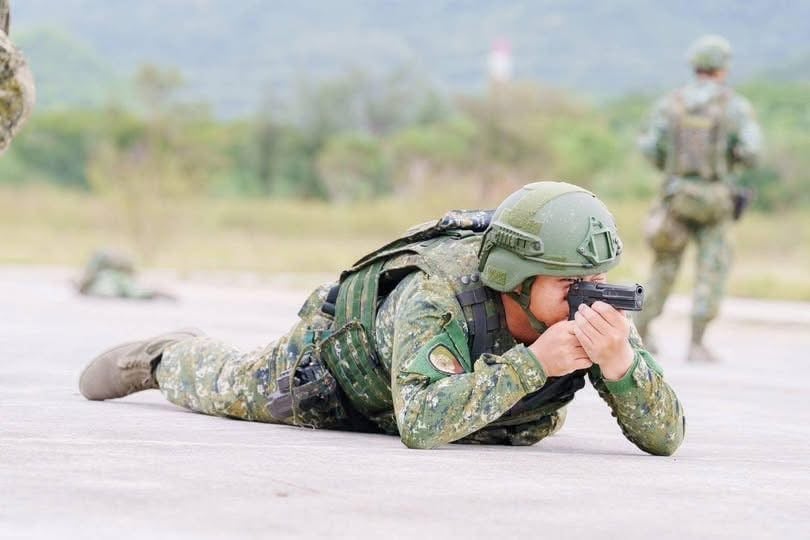 網傳超瞎國軍手槍臥射姿勢圖,讓國軍被嘲諷。翻攝網路