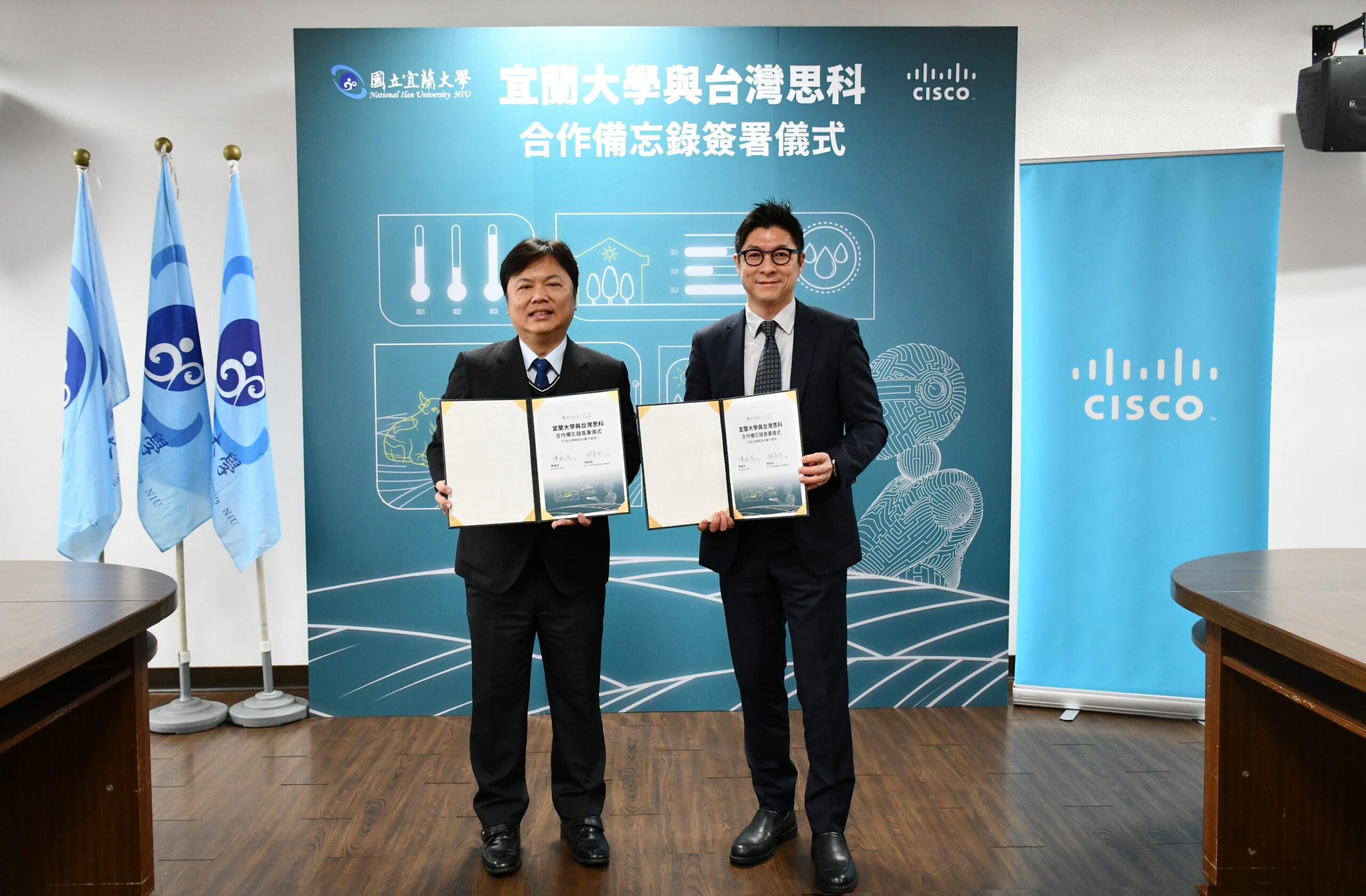思科台灣與國立宜蘭大學簽署合作備忘錄(mou),宣布宜蘭大學成為思科網路學院講師培訓中心(instructor Training Center,itc),並攜手設立以智慧農業與畜牧業為主軸的「ai 實驗室」。圖左至右分別是宜蘭大學校長陳威戎和思科台灣總經理林岳田。