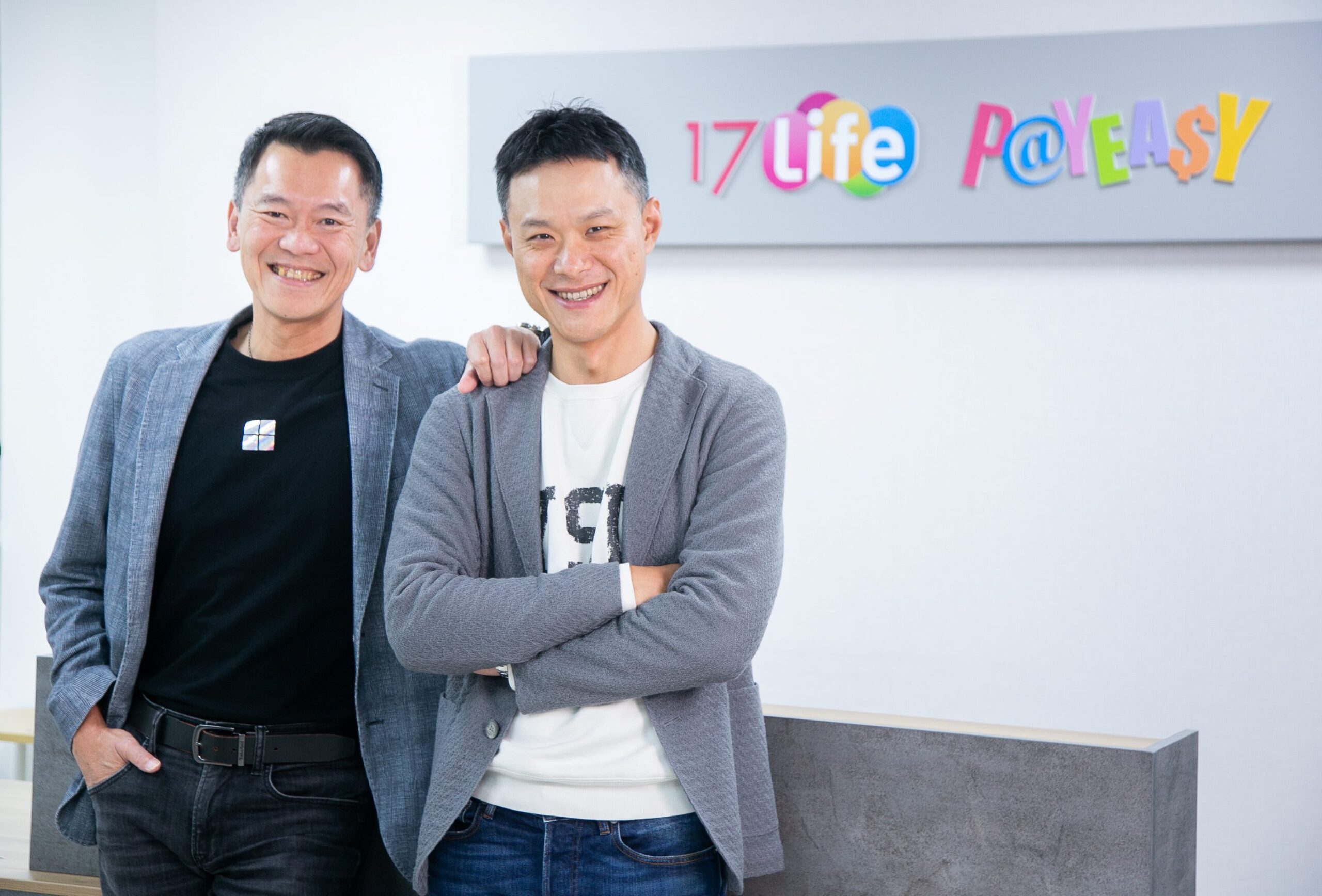 17life 透過微軟 Azure 豐富的解決方案大幅提升系統效能,並針對不同產業特性深化競爭優勢。左起為台灣微軟總經理卞志祥、17life 董事長李易騰。