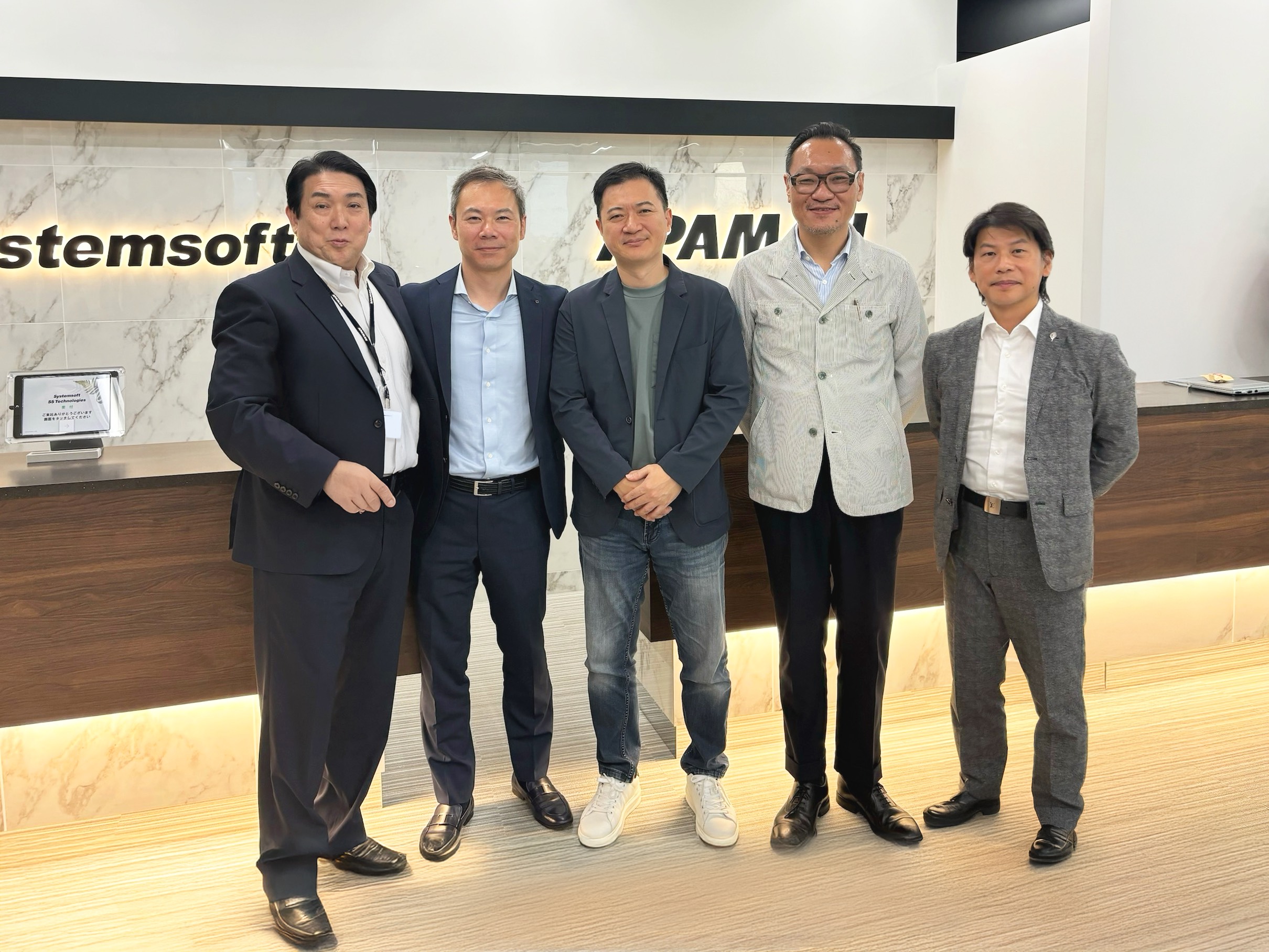 由左至右為 Apaman Ceo 大村浩次（koji Omura）、nettower Ceo 江野俊銘（kohno Shummei）、kdan 創辦人兼董事長 蘇柏州、kdan 日本子公司負責人 黃一桂 及 Kdan 財務長 林建佑