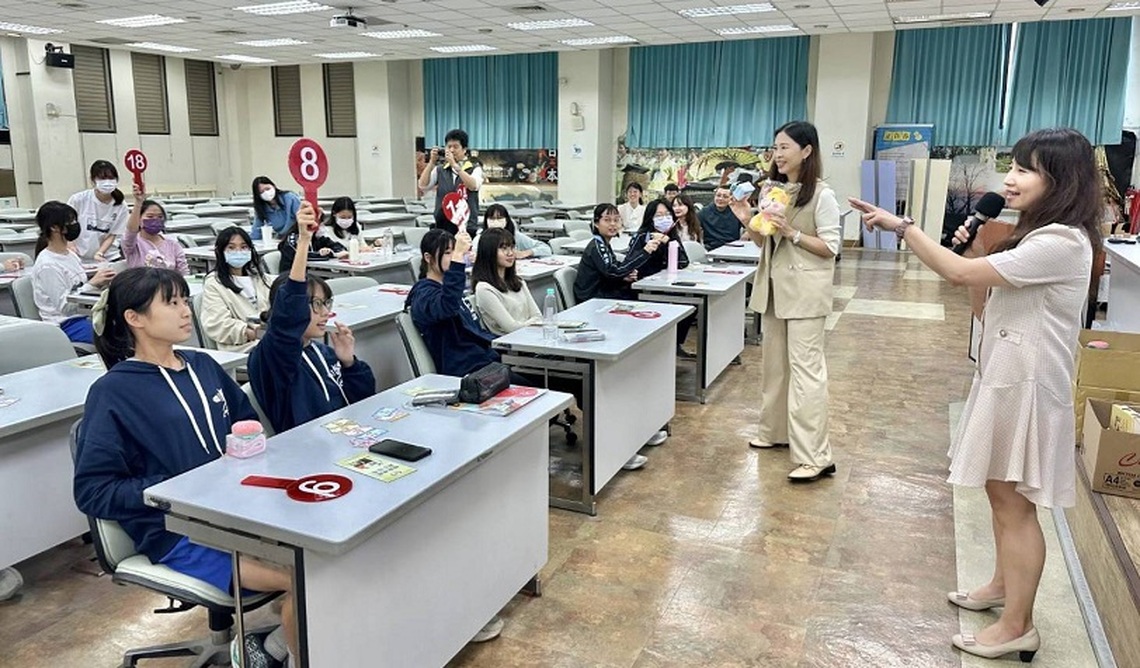 高雄執行分署與高雄女中師生共享誠信打詐暨模擬拍賣 用「拍寶幣」競標「拍寶」!