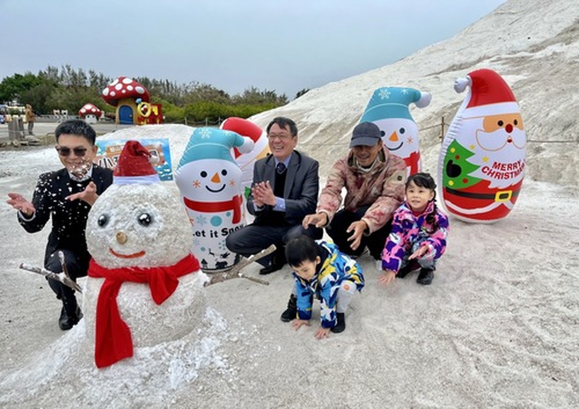 6米雪人現身台南七股鹽山迎新年