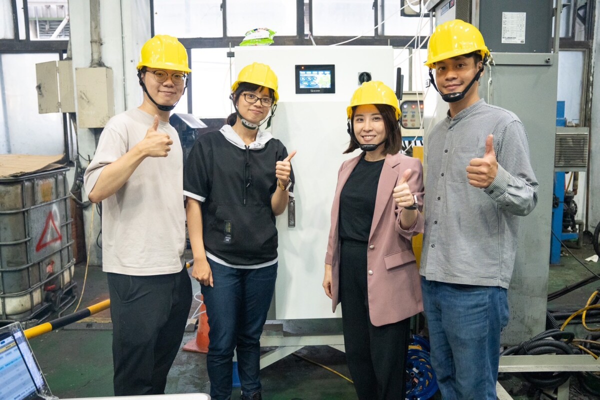 ▲科淨能源完成全台首座工業用可程控二氧化碳再利用機台，可將二氧化碳直接轉化高價值的化學品和燃料，為高碳排企業提供具體減碳工具。右二為創辦人林依蓉博士。（記者 陳維鈞翻攝）