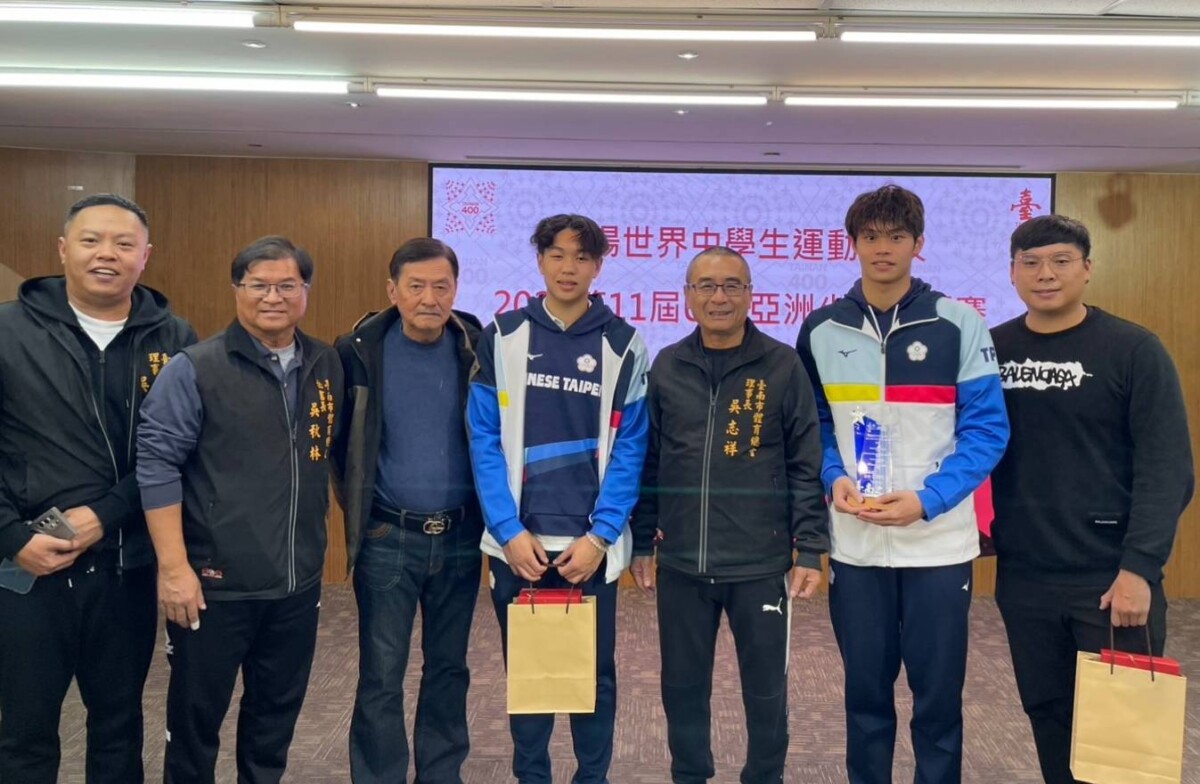 ▲台南游泳選手吳亮昀（中）、吳祐嘉（右2）、教練黃硯歆（右1）。（圖／記者陳彥霖翻攝）