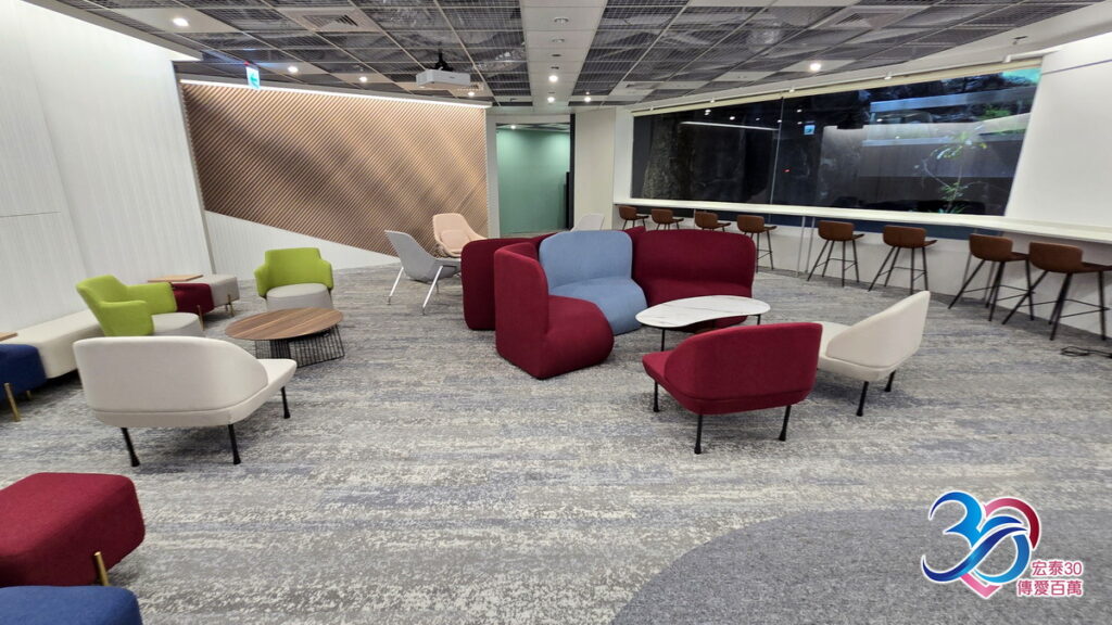 空間規劃設計兼顧員工身心平衡發展,多功能共享區設有沙發座椅及影音設備