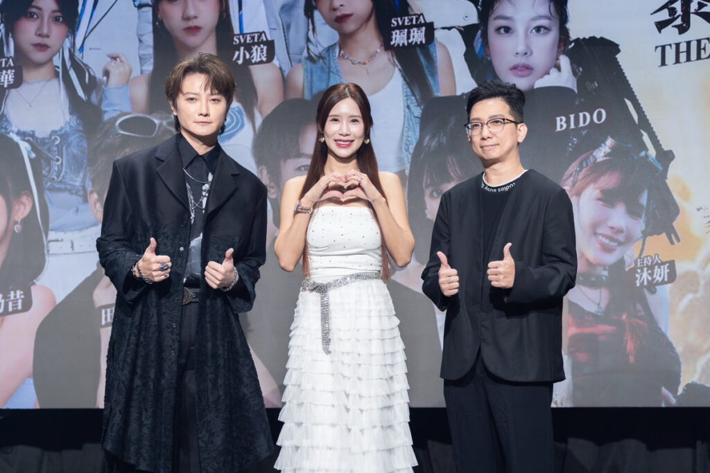 (中間)樂天MC沐妍,於FIF打歌舞台發佈即將推出的全新單曲預告首播。