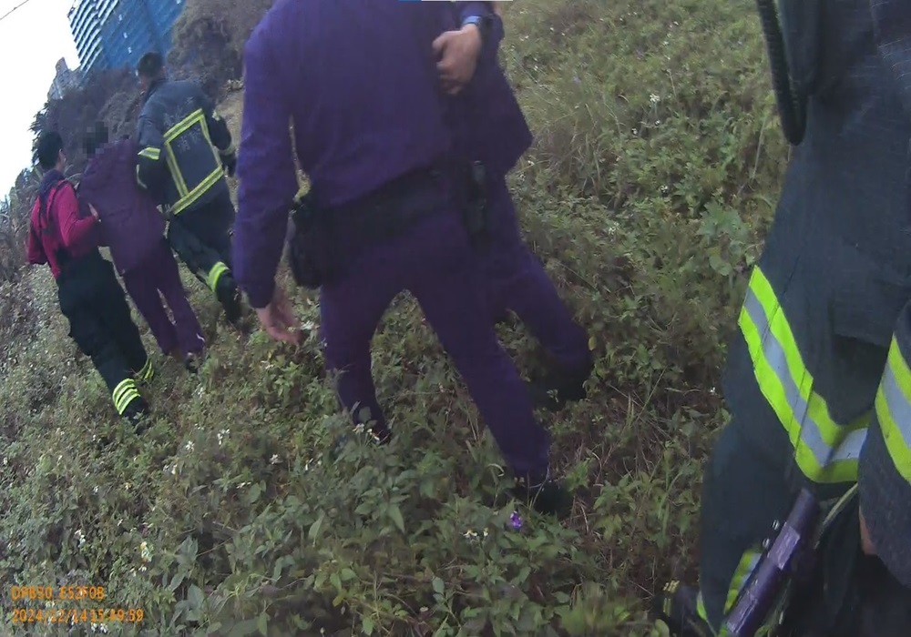 失智老翁清晨外出走失 警消緊急協尋寒冬中協助返家 196 248241227a04