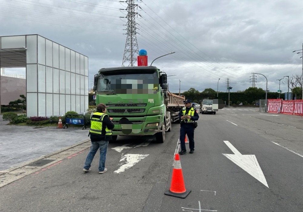 中和警活動地磅攔查大型車 今年迄今取締違規2387件 191 248241227a01