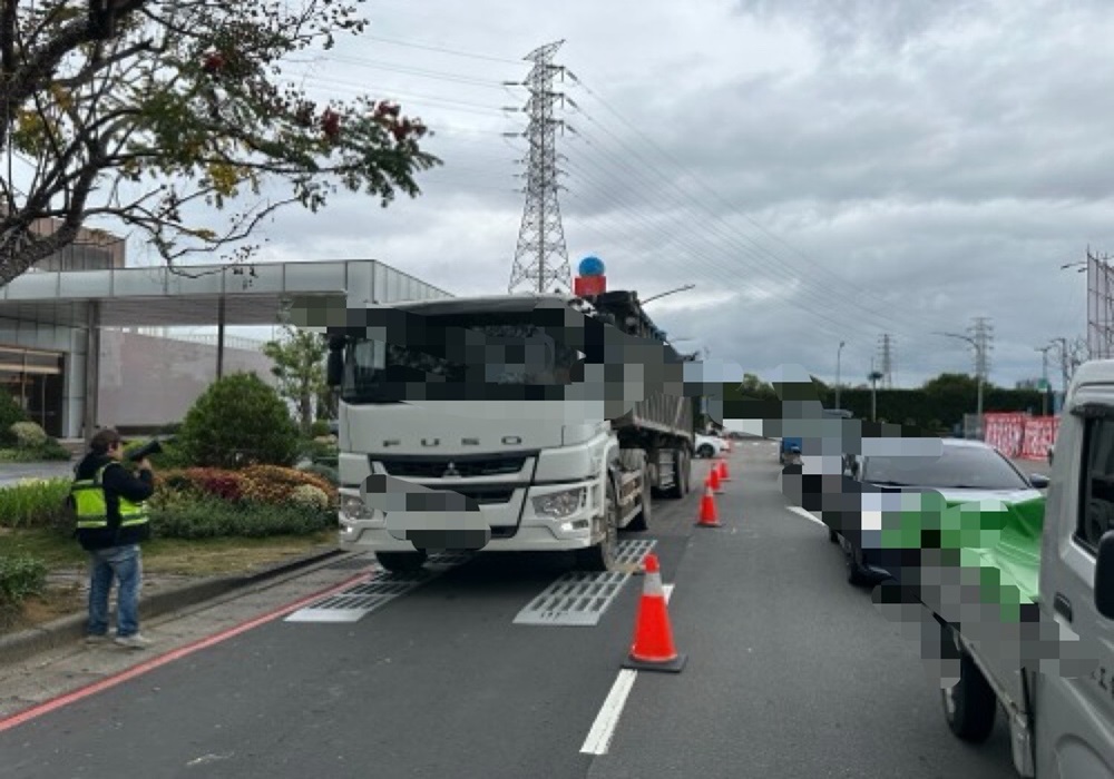 中和警活動地磅攔查大型車 今年迄今取締違規2387件 192 248241227a02