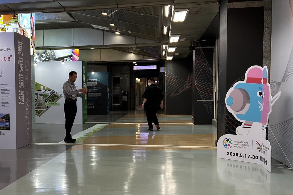 大廳電線致輪椅「翻車」 台北市府回應了 206 大廳電線致輪椅「翻車」 台北市府回應了 205