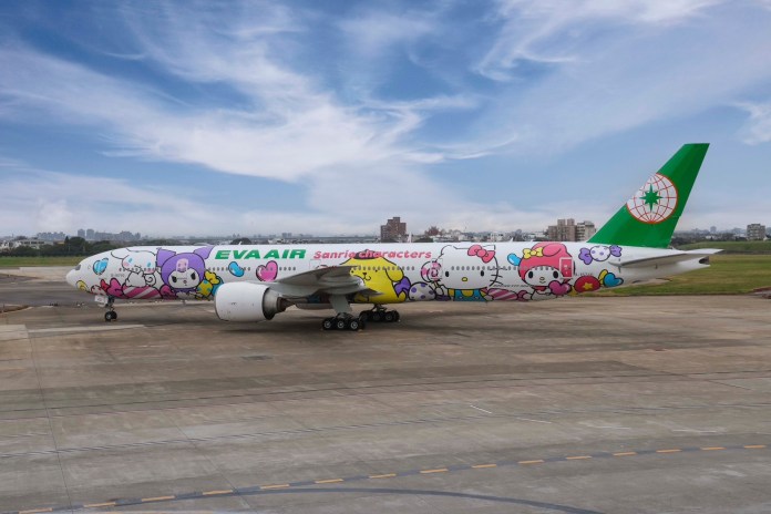 與三麗鷗明星暢遊花都 長榮航空Hello Kitty「糖果機」甜蜜亮相 66 S 83976215