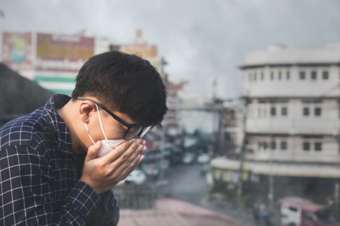 空污來襲 國健署傳授3招對抗 63 man wearing face mask because air pollution city
