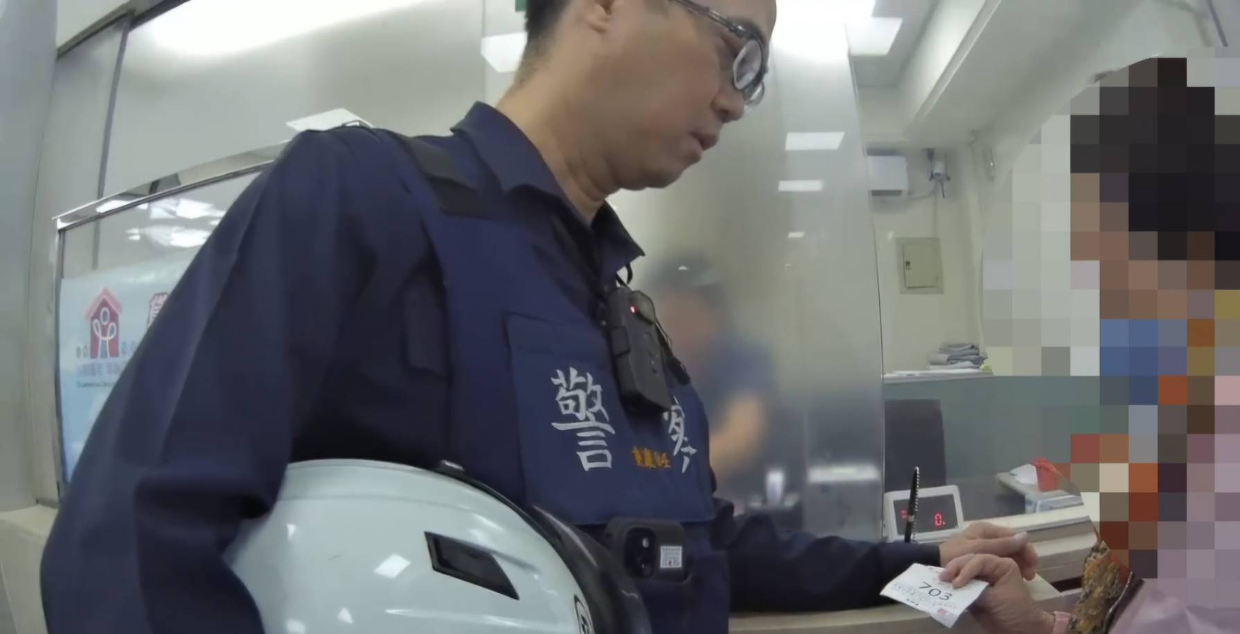 警方到場耐心查證,並向夫妻詳細講解詐騙集團常用手法,成功攔阻詐騙。(記者 黃荷琇翻攝)