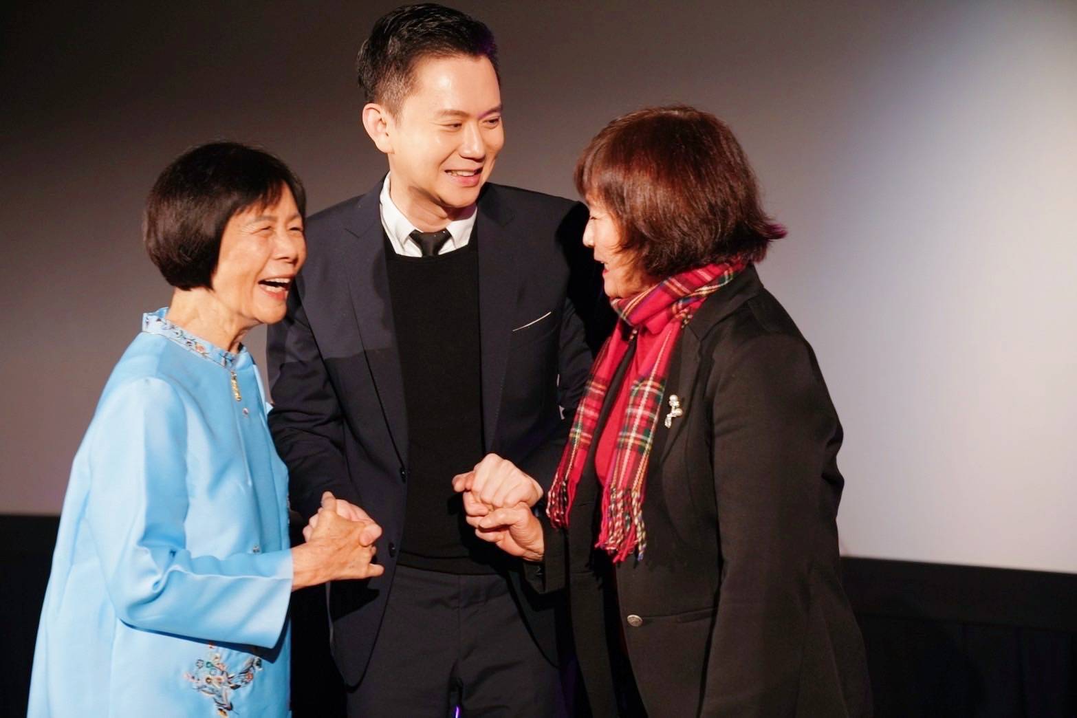 鄭朝方緊握二位前市長夫人的手,緊緊追隨青出於藍,用心打造新質感竹北超越竹北。(圖/記者黃溎芬翻攝)