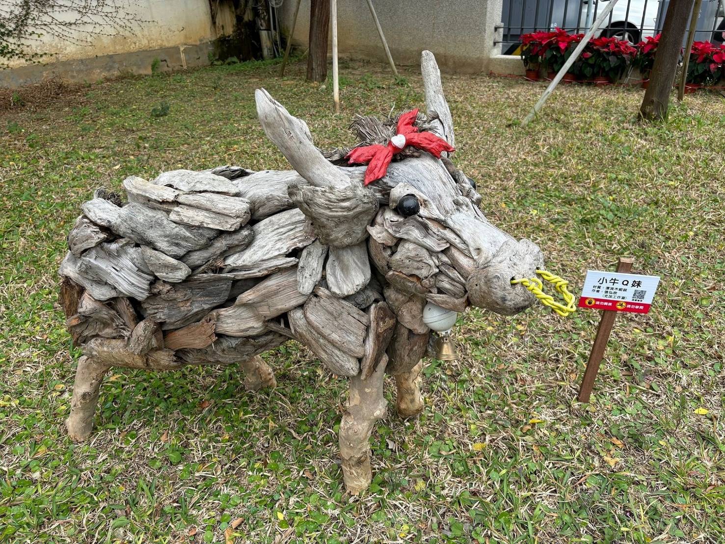 張弘欣作品〈小牛Q妹〉漂流木動物造型,維妙維肖。(圖/記者黃溎芬翻攝)張弘欣作品〈小牛Q妹〉漂流木動物造型,維妙維肖。(圖/記者黃溎芬翻攝)